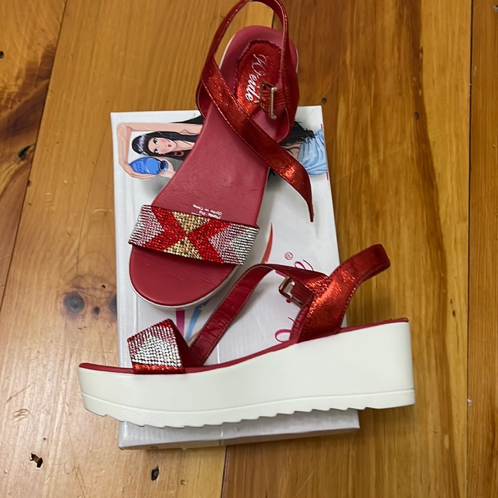 Weide platform sandals